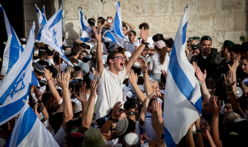 Judeus celebram no Monte do Templo. (Foto: The Times of Israel)