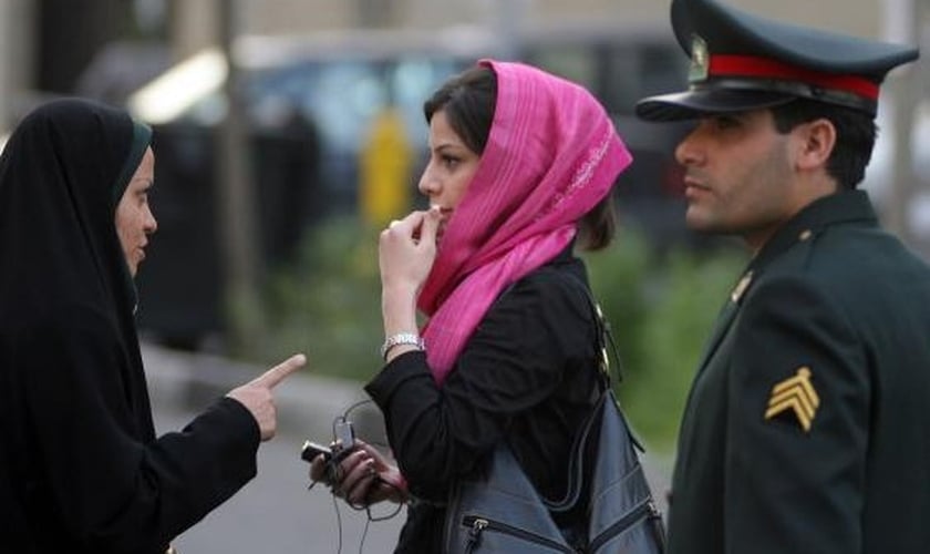 O uso do hijab tem sido exigido de mulheres, até nas igrejas. (Foto: The Independent)