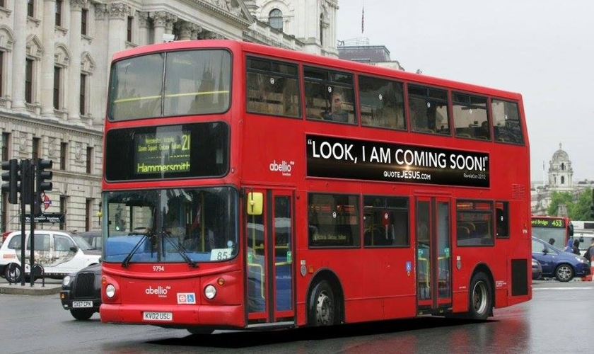 Ônibus exibe a mensagem “Vejam, eu venho logo!”, descrita em Apocalipse 22:12. (Foto: Divulgação/Quote Jesus)
