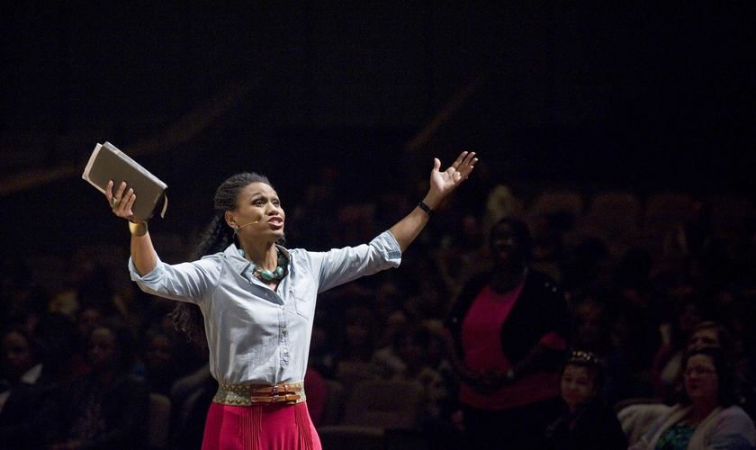 Atriz do filme “Quarto de Guerra”, Priscilla Shirer, durante pregação nos Estados Unidos. (Foto: Reprodução)