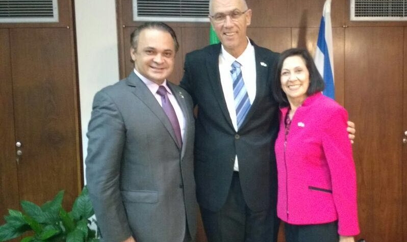 Deputado federal Roberto de Lucena ao lado do embaixador Yossi Sheli e da apóstola Valnice Milhomens Coelho. (Foto: Divulgação/Assessoria)