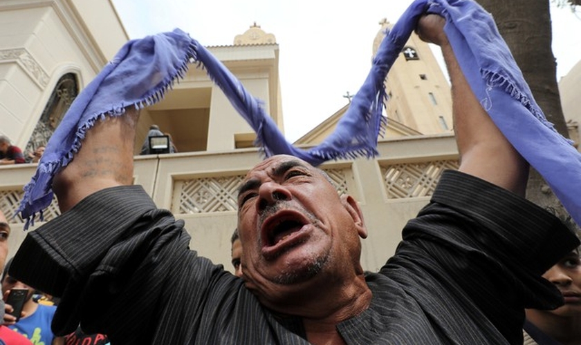 Familiar de vítima em frente a igreja alvo de ataque em Tanta, no Egito. (Foto: Mohamed Abd El Ghany/Reuters)