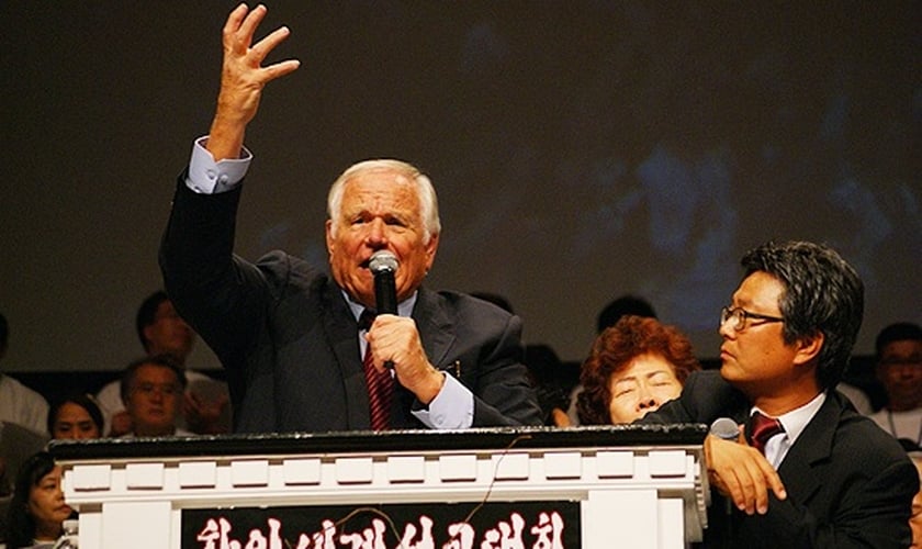 Loren Cunningham durante pregação na Coreia do Norte. (Foto: YWAM)