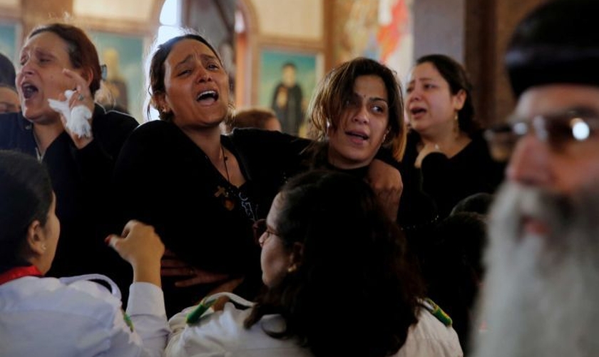 Cristãos coptas choram a morte de seus parentes em ataques terroristas. (Foto: ABC)