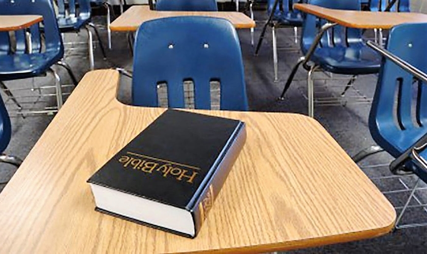 Bíblia colocada sobre carteira escolar. (Foto: The Resurgent)