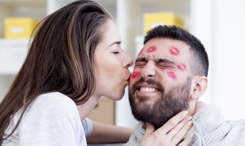 Mulher beijando homem. (Foto: Days Of The Year)