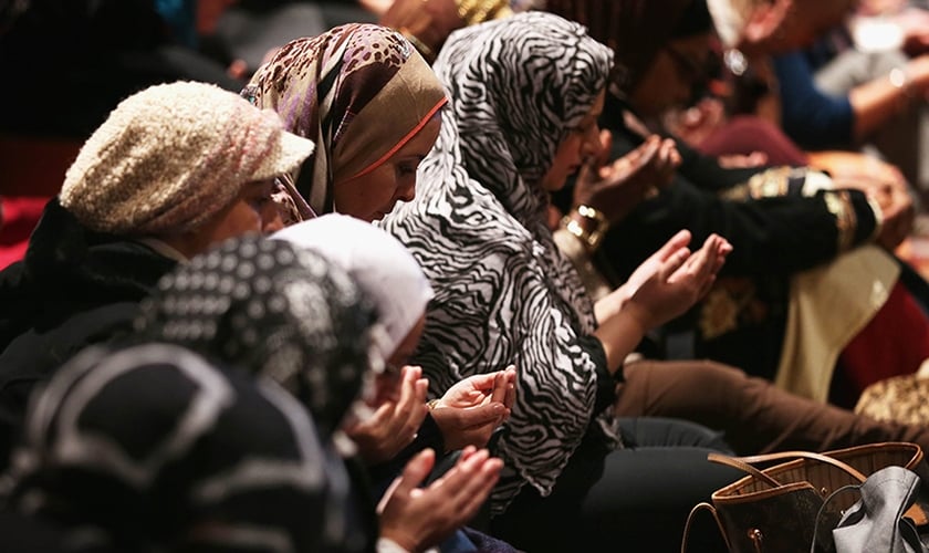 Muçulmanos oram em mesquita de Washington. (Foto: Dawn)
