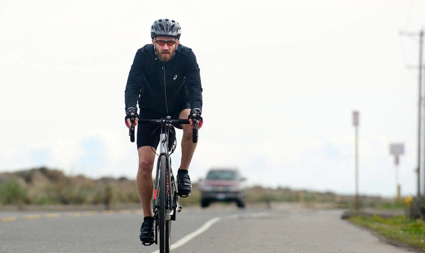 Joe DeScala irá usar uma bicicleta e um caiaque para rodar o estado de Washington em oração. (Foto: Jesse Major/Peninsula Daily News)