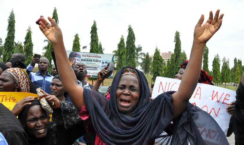 Mulher chora por sua filha, sequestrada na Nigéria. (Foto: AP Photo)