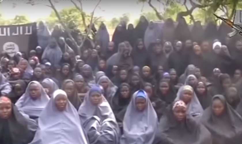 As 82 garotas libertas foram recebidas no último domingo (7) em Abuja, capital da Nigéria. (Foto: Reprodução).