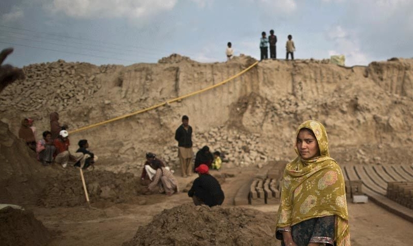 Navila Shirali, de 17 anos, posa para uma foto em seu local de trabalho, no Paquistão. (Foto: Arquivo/AP)
