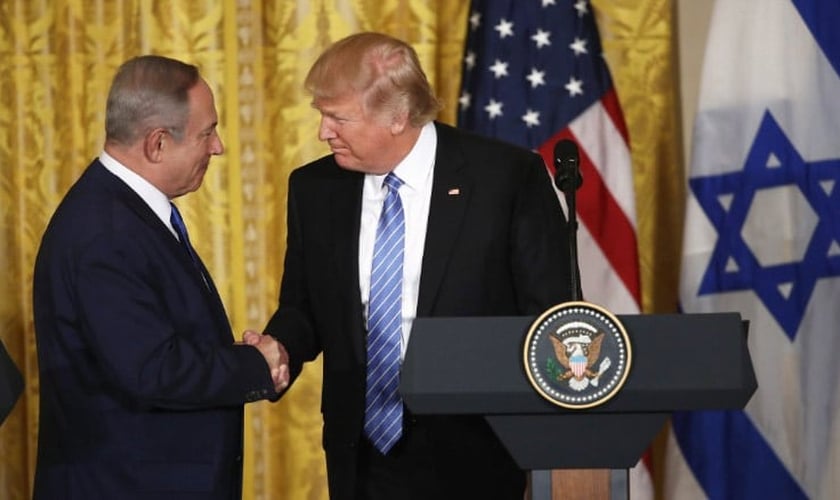 Presidente americano Donald Trump recebeu o premiê israelense Benjamin Netanyahu na Casa Branca. (Foto: Win McNameer/Getty Images)