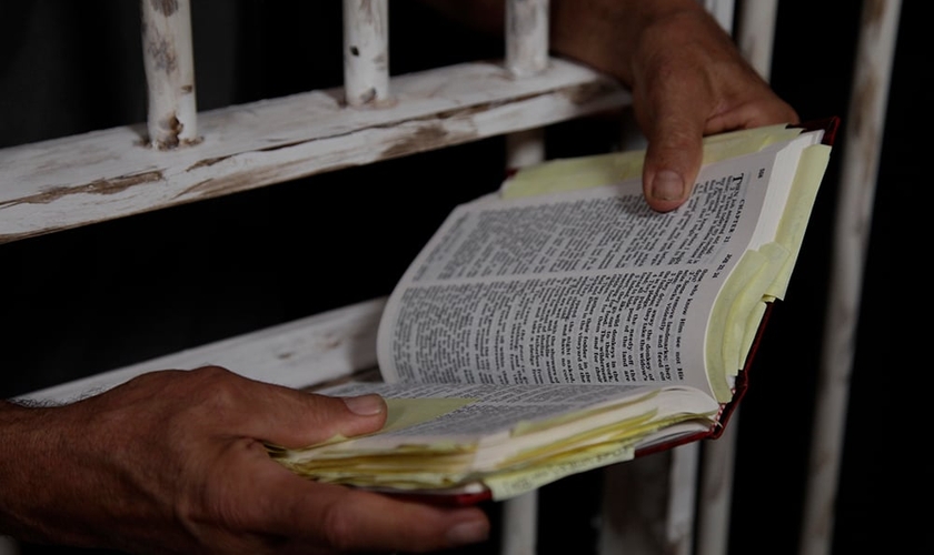 Homem lê Bíblia na prisão. (Foto: United Church of Christ)
