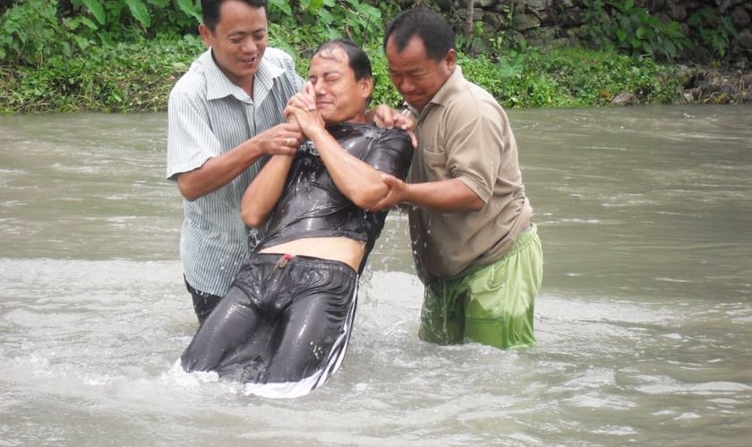 Homem é batizado no estado de Bengala Ocidental, na Índia. (Foto: Divulgação/Biglife)