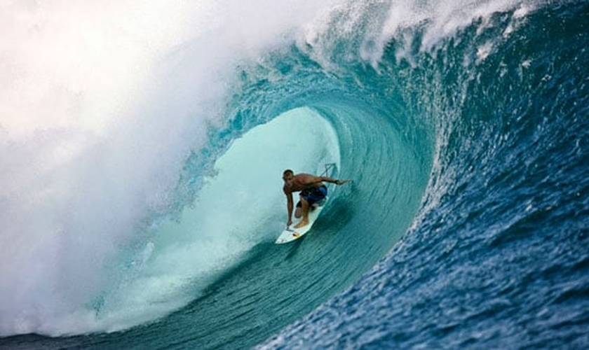 Surfista pega um "tubo" em uma das praias da Polinésia Francesa, no Tahiti. (Foto: ESPN Brasil)