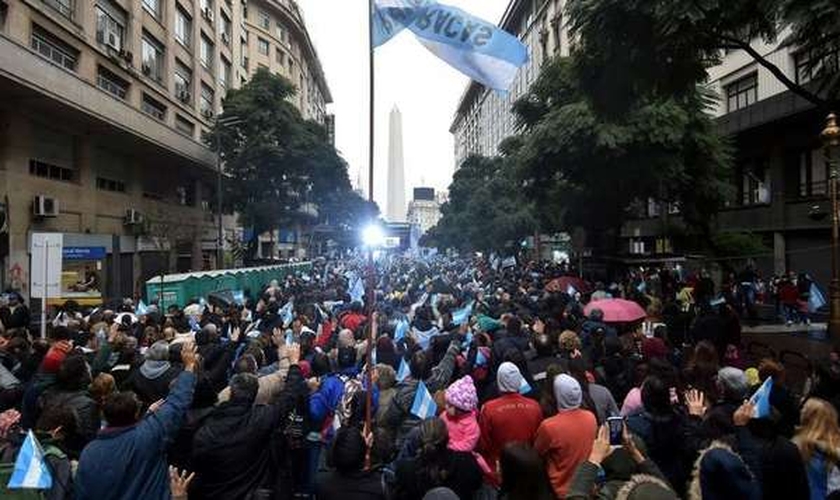 Avenida ficou lotada de evangélicos orando e cantando em Buenos Aires. (Foto: Evangelical Focus)
