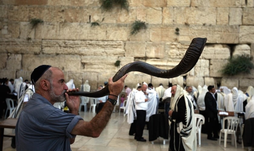 Judeu toca shofar próximo ao Muro das Lamentações. (Foto: Jerusalem Post)