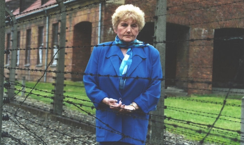 Eva Mozes Kor foi usada como cobaia pelos nazistas em Auschwitz. (Foto: Reprodução).