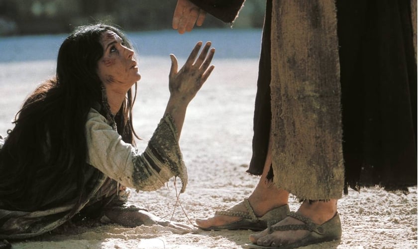 Jesus ajuda mulher adúltera. (Imagem: Youtube)