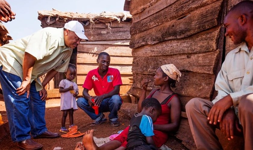 Missionário ligado à Convenção Batista do Sul (EUA) conversa com família em Uganda. (Foto: Religion News Service)