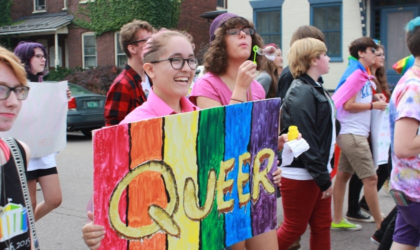 Jovens e adolescentes se manifestam a favor da ideologia de gênero. (Foto: Outright Vermont)