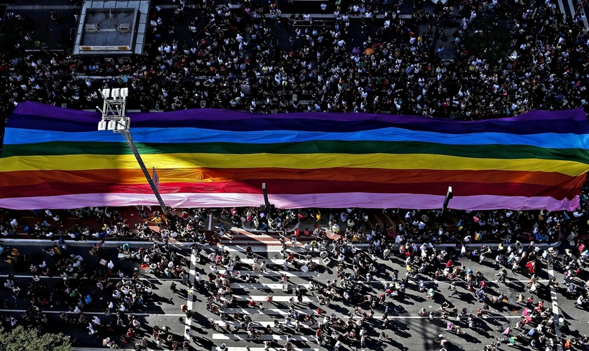 Bandeira do orgulho LGBT é carregada pela Avenida Paulista durante a Parada Gay. (Foto: Miguel Schincariol/AFP)
