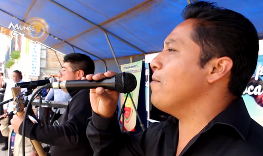 Os policiais têm usado a música para levar o amor de Jesus Cristo. (Foto: CBN News/Mundo Cristiano)