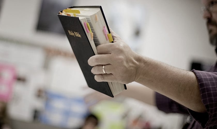 Professor ensina sobre a Bíblia em sala de aula. (Foto: Religion News Service)