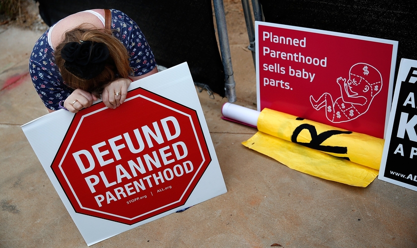 Ativistas pró-vida protestam contra a 'Planned Parenthood'. (Foto: International Business Times)