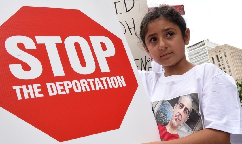 Garota expõe placa em protesto contra a deportação, nos EUA. (Foto: San Diego Union Tribune)