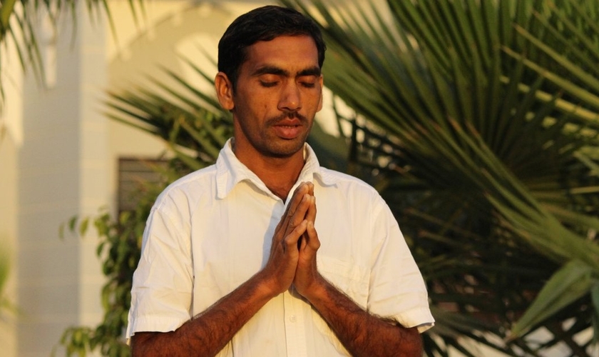 Cristão orando na Índia. (Foto: Portas Abertas)