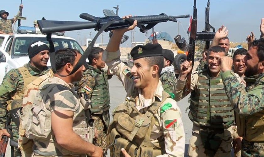 Soldados iraquianos celebram vitórias contra o Estado Islâmico em Mossul. (Foto: Al Jazeera)