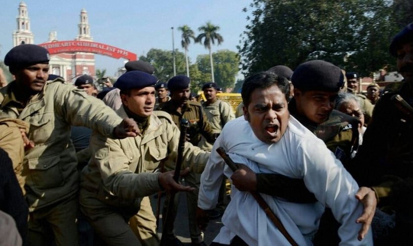 Os cristãos foram arrastados, chutados e insultados com palavrões pelos hindus locais. (Foto: Reuters).