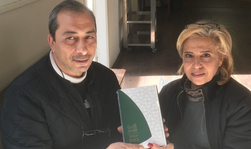 Rafi (esqueda) e Fadia (direita) segurando sua nova Bíblia que ganharam na Austrália. (Foto: Eternity News)