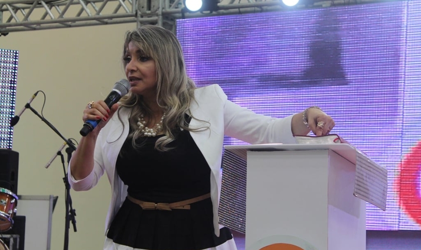 A cantora ministrou para mais de 400 mulheres que se fizeram presentes no encontro. (Foto: João Neto).
