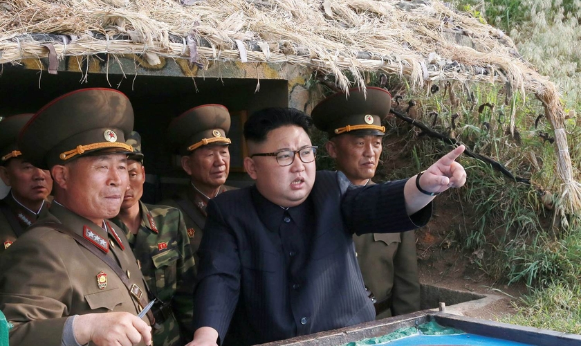 Ditador Kim Jon Un com seus soldados, na Coreia do Norte. (Foto: NBC News)