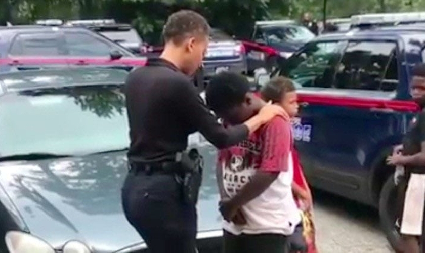 Policial Danielle Ognelodh ora por garoto na região de Bankhead. (Imagem: Youtube)