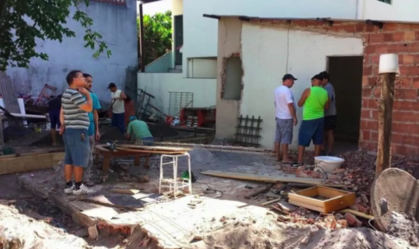 Igreja em Vila Velha restaura móveis e eletrodomésticos que foram jogados no lixo. (Foto: Reprodução/TV Gazeta)