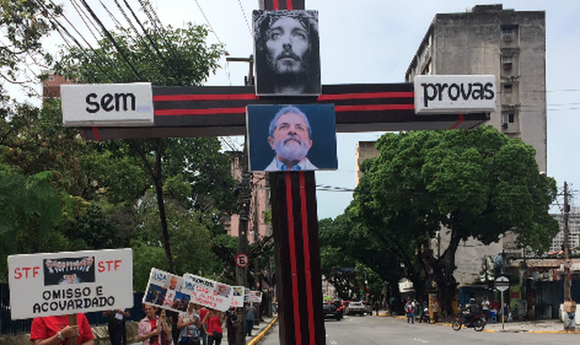 Militantes petistas realizaram um ato comparando o ex-presidente a Cristo. (Foto: Reprodução)