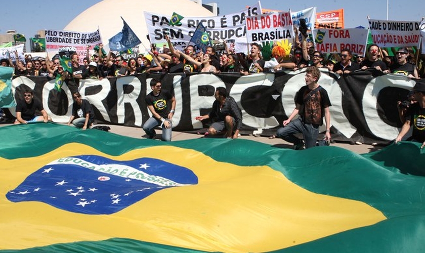 Manifestantes protestam contra a corrupção em Brasília, em 2011. (Foto: Último Segundo - IG)