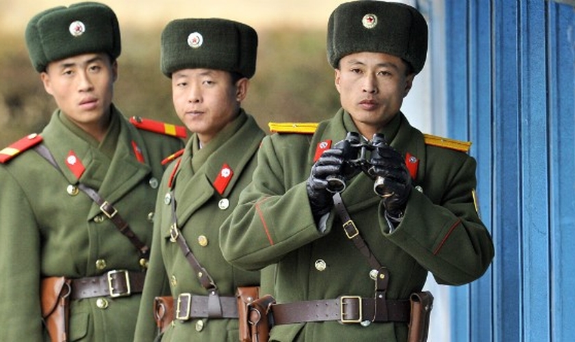 Soldados do exército norte-coreano vigiam fronteira com a Coreia do Sul. (Foto: AFP - Getty Images)