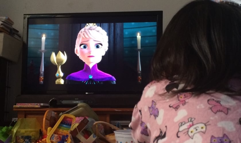 Criança assistindo o filme Frozen na televisão de sua casa. (Foto: Reprodução)