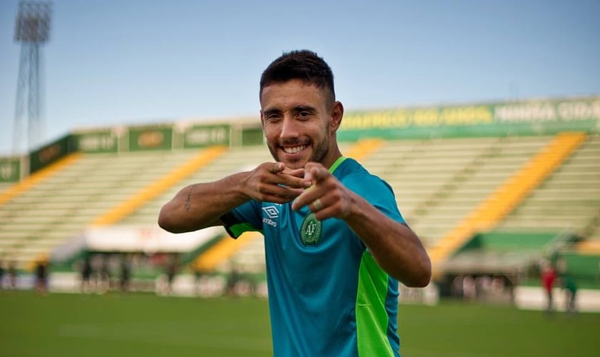 Alan Ruschel treinando com bola na Arena Condá, em Chapecó. (Foto: Angélica Lüersen)