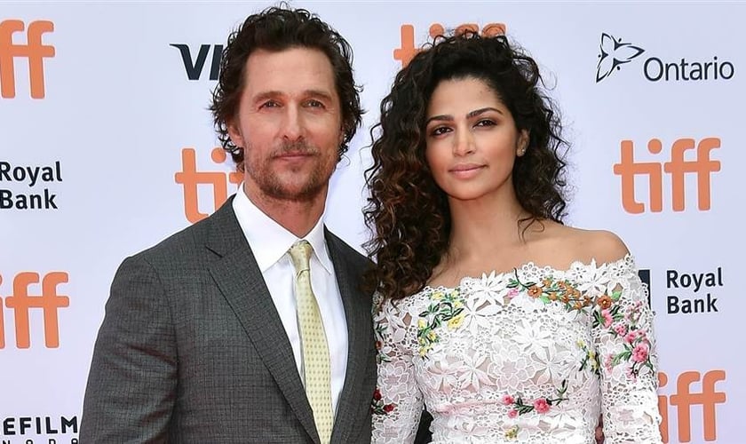 Matthew McConaughey (direita) ao lado de sua esposa, Camila Alves. (Foto: Today.com)