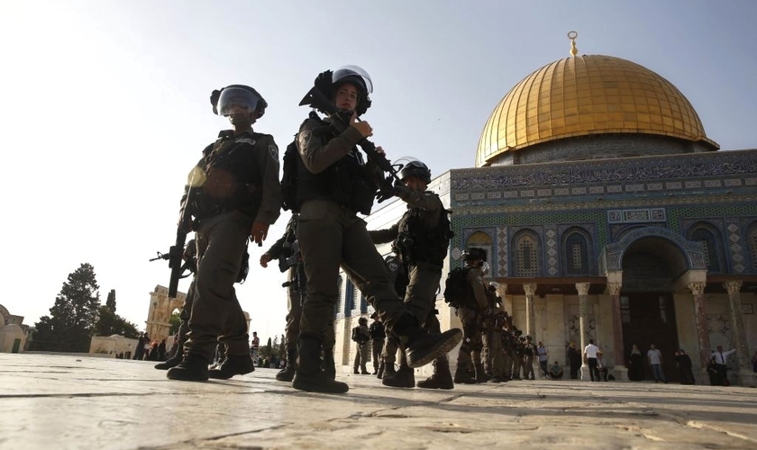 Policiais da fronteira israelense ao lado da Cúpula da Rocha no Monte do Templo, em Jerusalém. (Foto: AP/Mahmoud Illean)