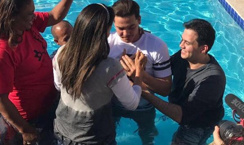 O cantor foi batizado num local de retiro da Batista da Lagoinha. (Foto: Reprodução/Instagram/wesleysafadao)