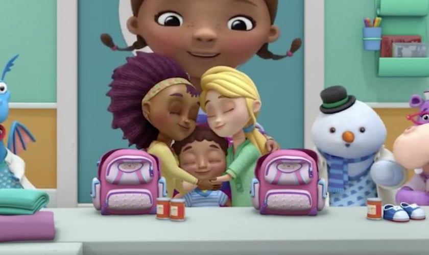 Cena do desenho "Doc McStuffins", no qual aparecem duas mães lésbicas juntas. (Foto: Yahoo)