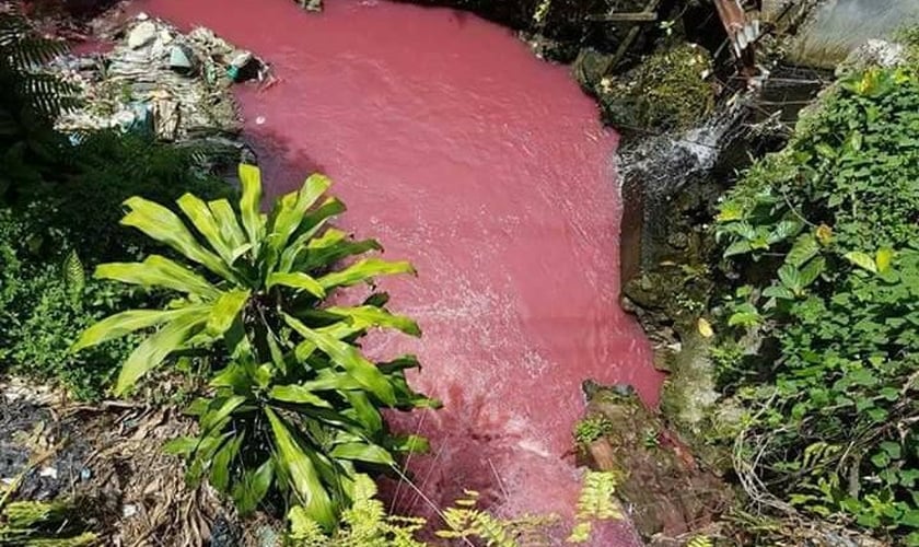 O rio Bah Bolon se tornou vermelho e intrigou moradores da Indonésia. (Foto: Reprodução/Facebook/Rodrigo Contreras Lopez)