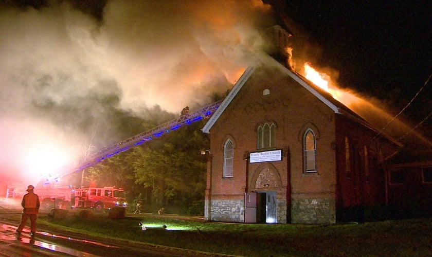 O incêndio na Igreja Batista Trinity foi incendiada durante a madrugada. (Foto: Tony Smith/CBC)