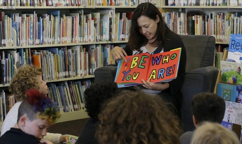 Professora lê para crianças em escola dos EUA. (Foto: The Resurgent)